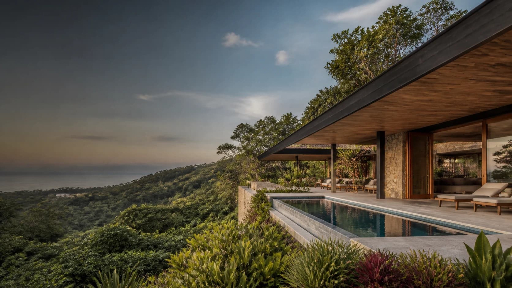 Vivienda contemporánea entre vegetación tropical y la costa salvadoreña