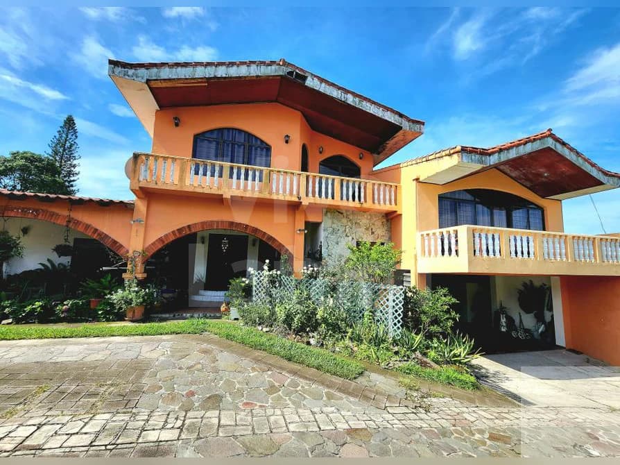 Casa familiar en venta en Lomas de San Francisco